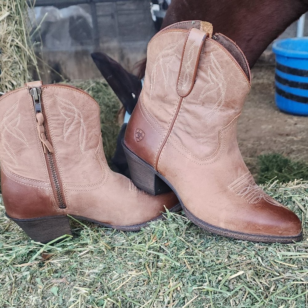 ARIAT WOMENS "Darlin" size 7M